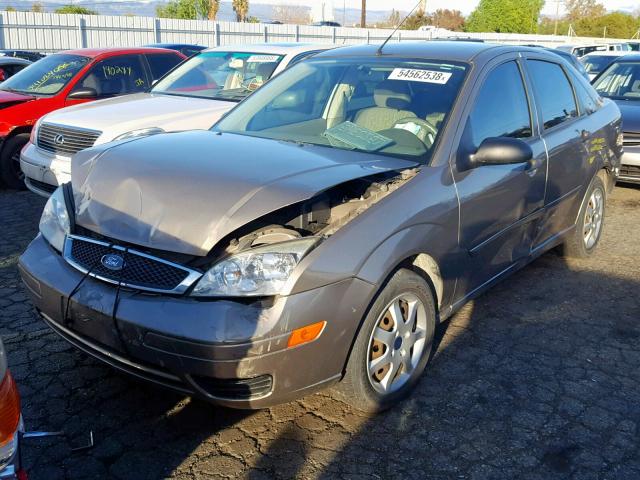 1FAFP34N75W264355 - 2005 FORD FOCUS ZX4 BEIGE photo 2