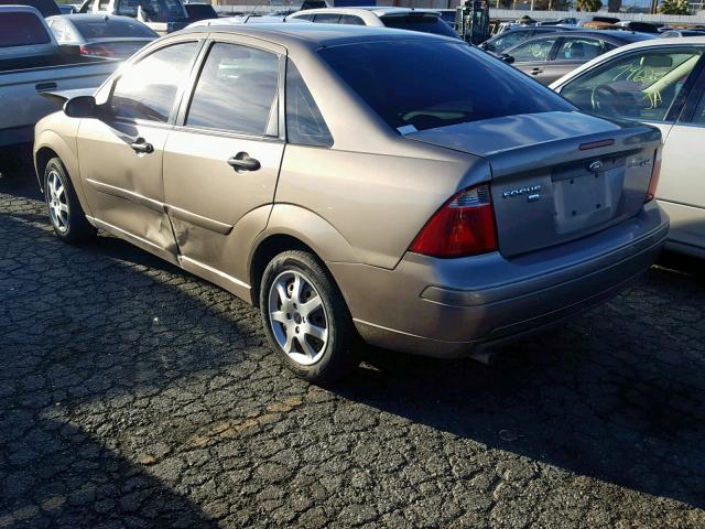 1FAFP34N75W264355 - 2005 FORD FOCUS ZX4 BEIGE photo 3