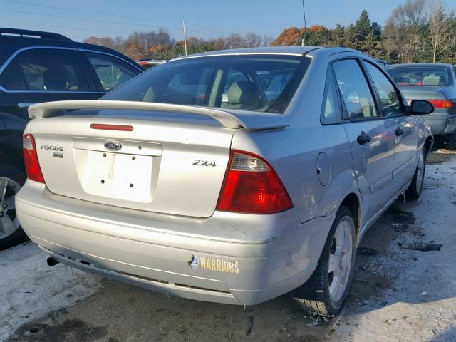 1FAFP34N25W126917 - 2005 FORD FOCUS ZX4 SILVER photo 4