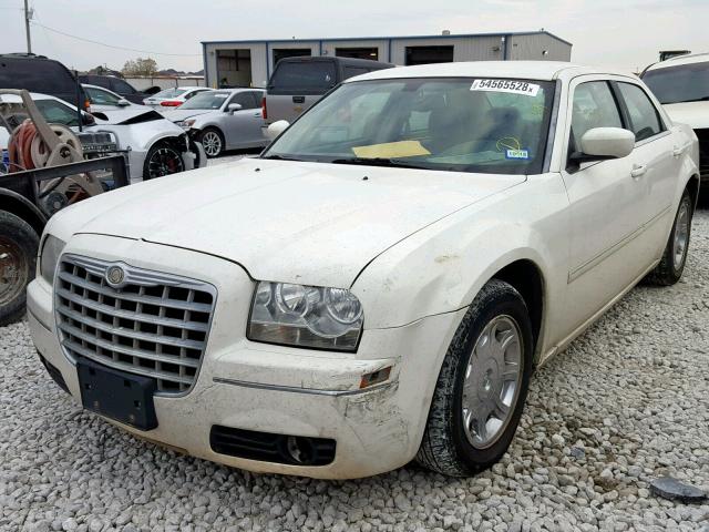 2C3KA53G86H460804 - 2006 CHRYSLER 300 TOURIN WHITE photo 2