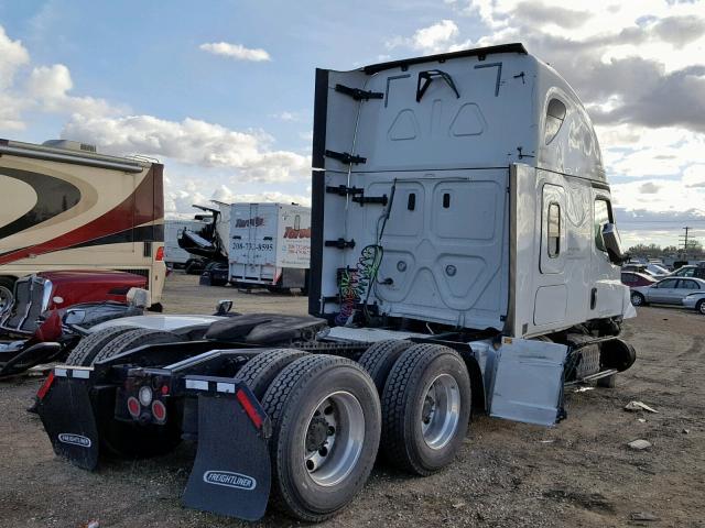 3AKJHHDR9JSJP0052 - 2018 FREIGHTLINER CASCADIA 1 WHITE photo 4