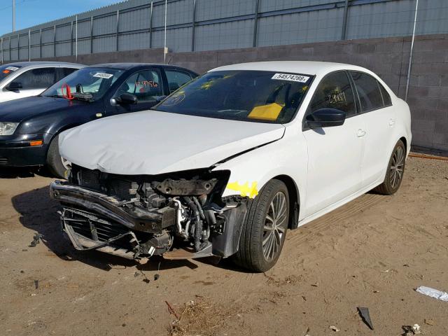 3VWD17AJ1GM342446 - 2016 VOLKSWAGEN JETTA SPOR WHITE photo 2