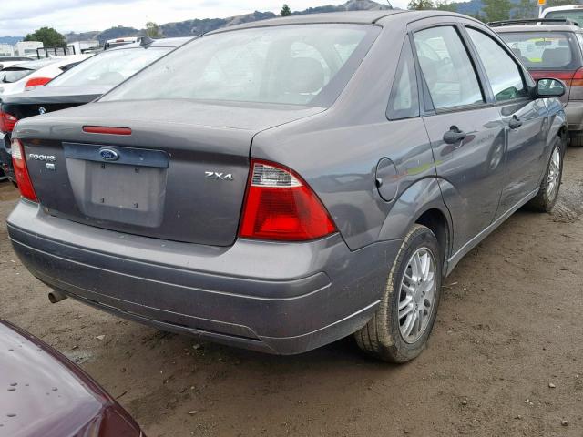 1FAHP34N86W113387 - 2006 FORD FOCUS ZX4 CHARCOAL photo 4