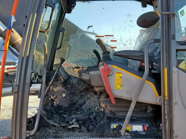 EC250EC00310453 - 2018 VOLVO TRACKHOE YELLOW photo 5