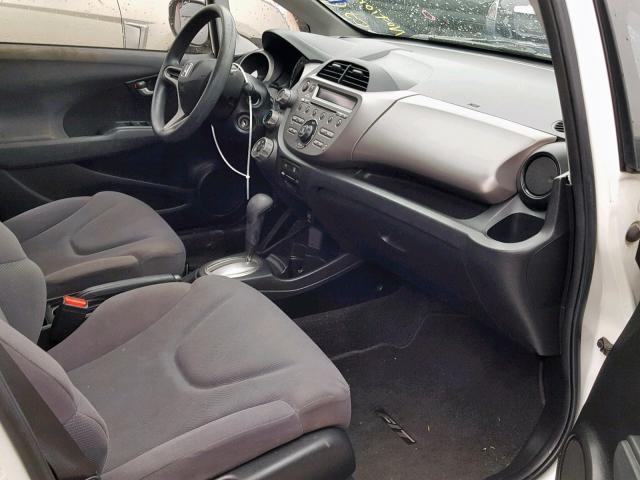 JHMGE88209S067458 - 2009 HONDA FIT WHITE photo 5