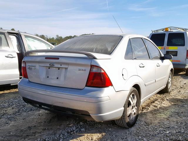 1FAFP38Z75W132760 - 2005 FORD FOCUS ZX4 SILVER photo 4