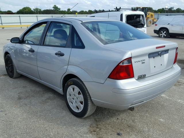 1FAFP34N47W352413 - 2007 FORD FOCUS ZX4 SILVER photo 3