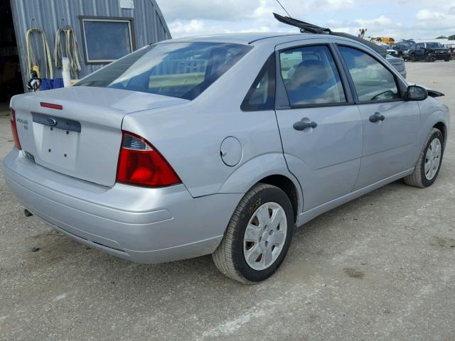 1FAFP34N47W352413 - 2007 FORD FOCUS ZX4 SILVER photo 4