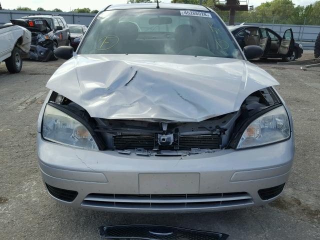 1FAFP34N47W352413 - 2007 FORD FOCUS ZX4 SILVER photo 9