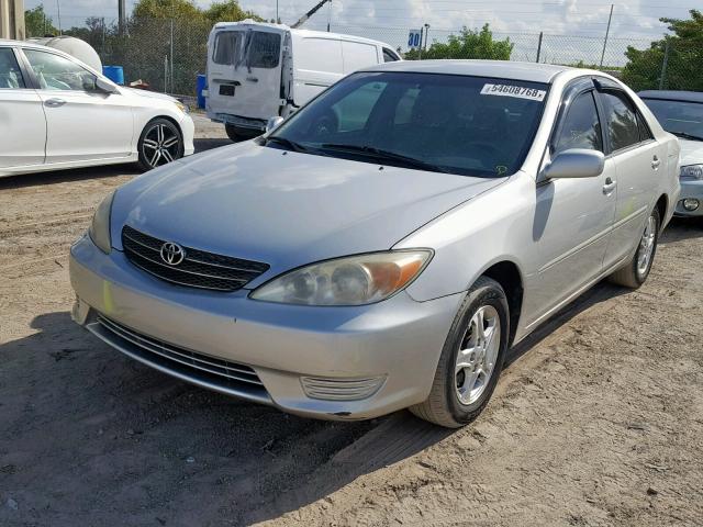 4T1BE32K53U208555 - 2003 TOYOTA CAMRY LE ვერცხლისფერი ფოტო 2