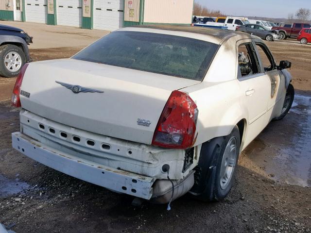 2C3JA53G15H188896 - 2005 CHRYSLER 300 TOURIN WHITE photo 4