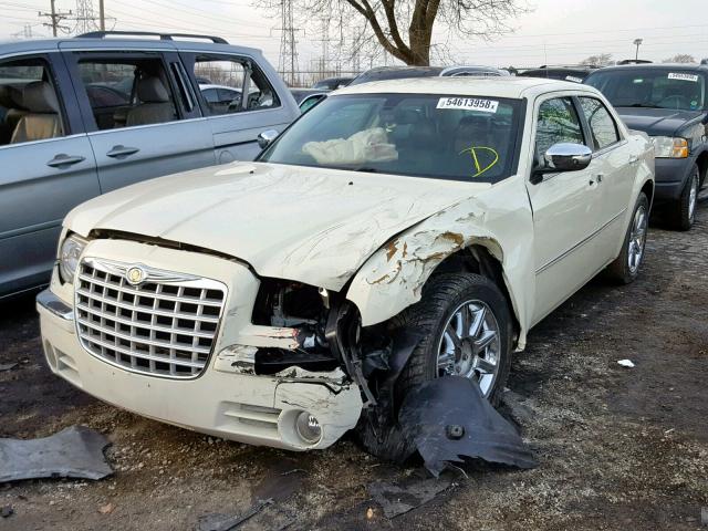 2C3LA33V19H609985 - 2009 CHRYSLER 300 LIMITE WHITE photo 2