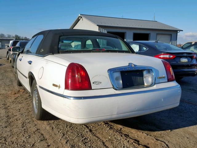 1LNHM81W92Y618099 - 2002 LINCOLN TOWN CAR E WHITE photo 3