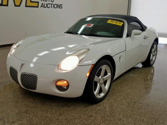 1G2MC35B68Y115076 - 2008 PONTIAC SOLSTICE WHITE photo 2