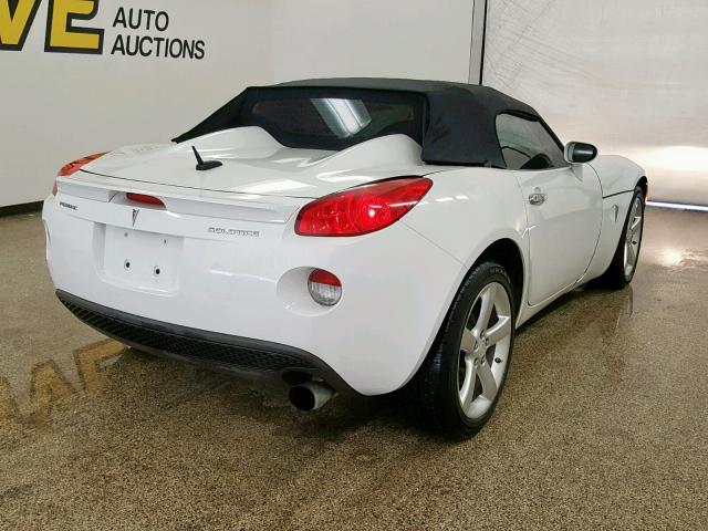 1G2MC35B68Y115076 - 2008 PONTIAC SOLSTICE WHITE photo 4