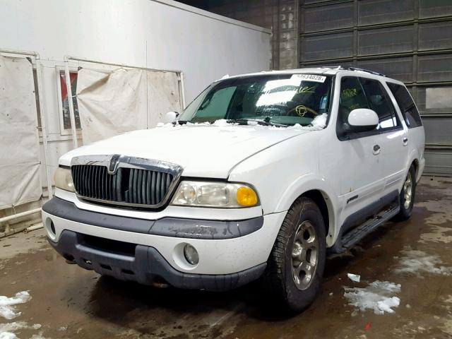 5LMPU28L4WLJ12247 - 1998 LINCOLN NAVIGATOR Ақ фото 2