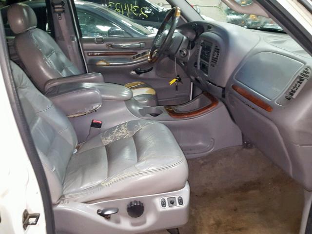 5LMPU28L4WLJ12247 - 1998 LINCOLN NAVIGATOR Ақ фото 5