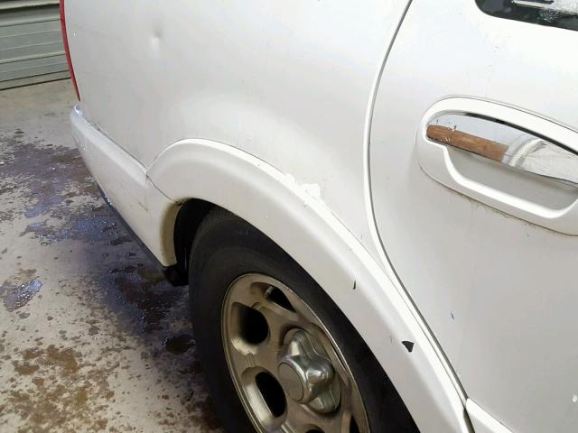 5LMPU28L4WLJ12247 - 1998 LINCOLN NAVIGATOR Ақ фото 9