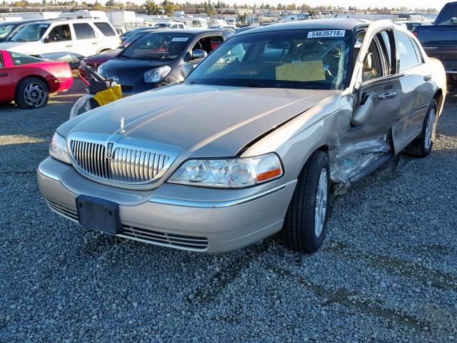 2LNHM82V09X630495 - 2009 LINCOLN TOWN CAR S GOLD photo 2