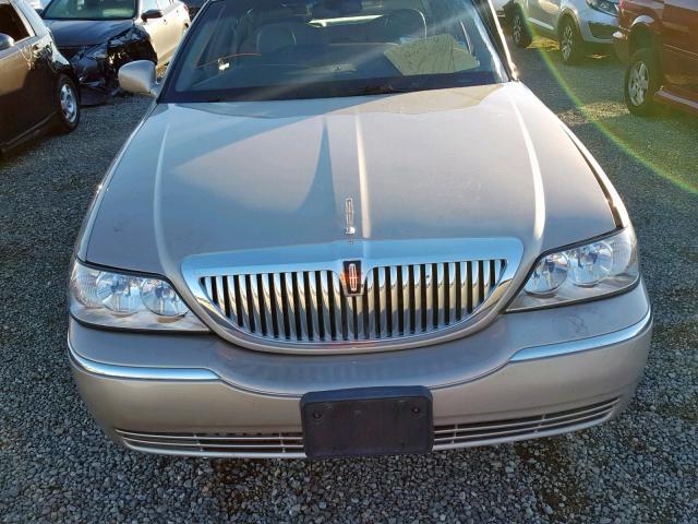 2LNHM82V09X630495 - 2009 LINCOLN TOWN CAR S GOLD photo 7