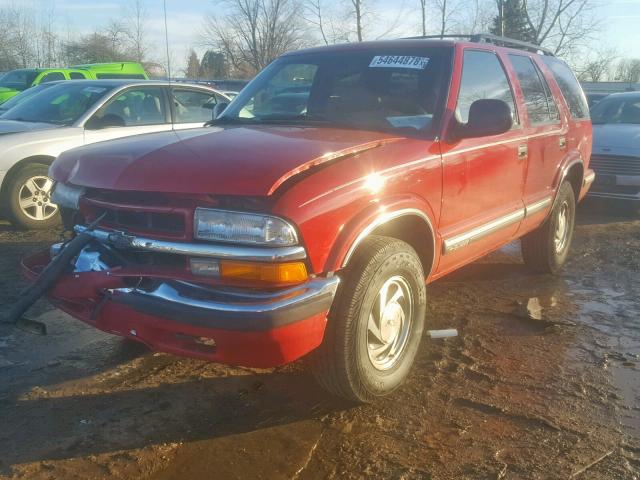 1GNDT13WXW2259534 - 1998 CHEVROLET BLAZER RED photo 2