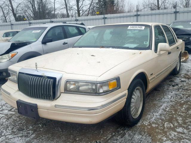 1LNLM83W4VY634061 - 1997 LINCOLN TOWN CAR C CREAM photo 2