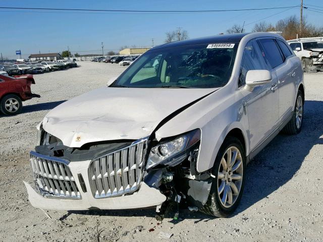 2LMHJ5FR2ABJ25374 - 2010 LINCOLN MKT WHITE photo 2