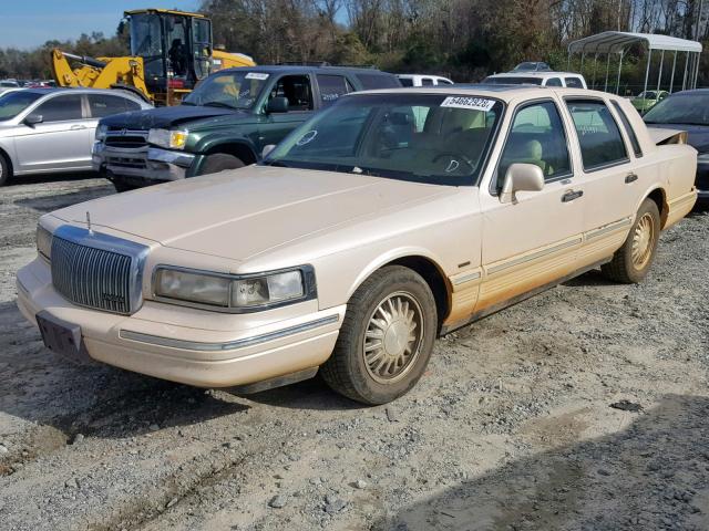 1LNLM83W6VY675887 - 1997 LINCOLN TOWN CAR C CREAM photo 2