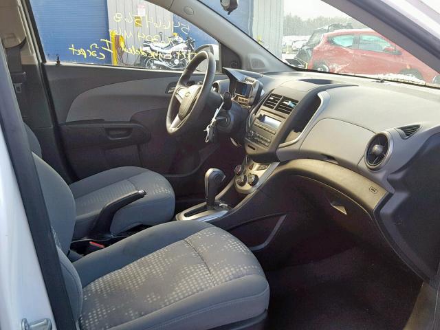 1G1JA5SH9E4243283 - 2014 CHEVROLET SONIC LS თეთრი ფოტო 5