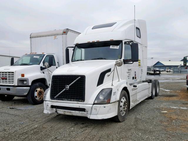 4V4NC9GH57N448491 - 2007 VOLVO VN VNL WHITE photo 2