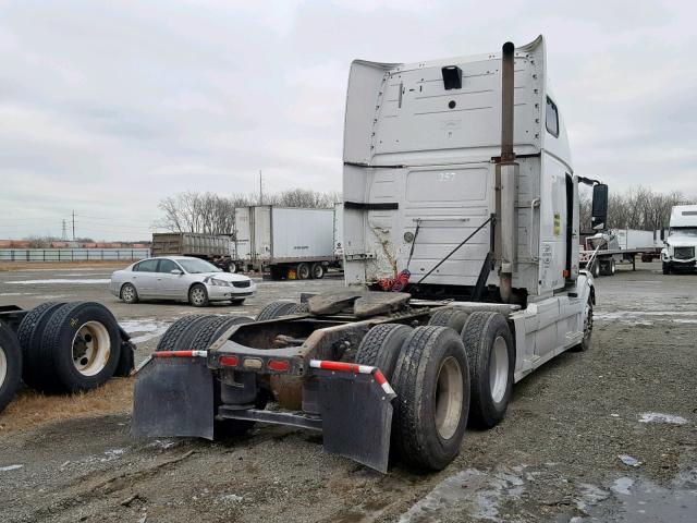 4V4NC9GH57N448491 - 2007 VOLVO VN VNL WHITE photo 4