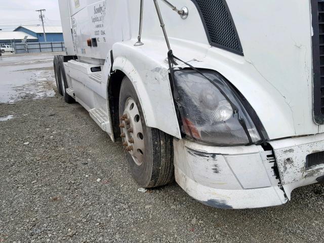 4V4NC9GH57N448491 - 2007 VOLVO VN VNL WHITE photo 9