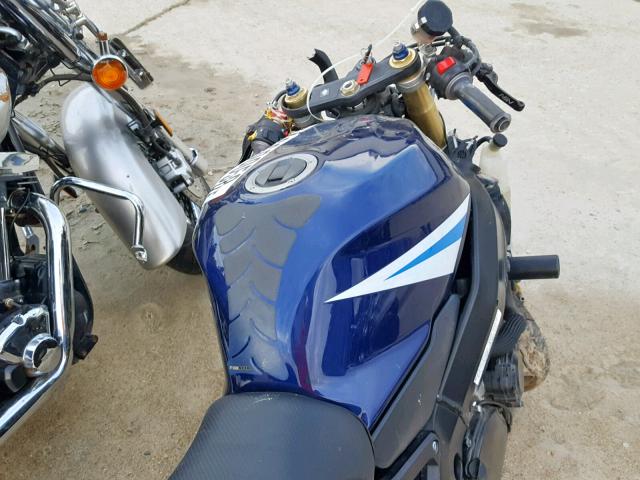 JS1GN7CA352107059 - 2005 SUZUKI GSX-R600 K BLUE photo 5