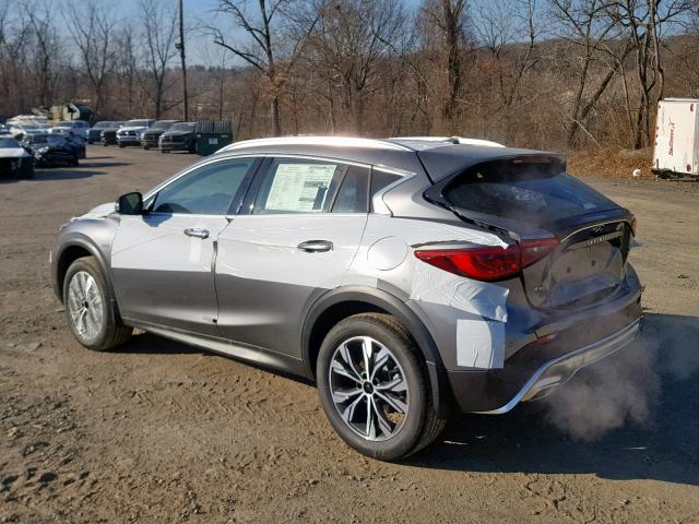 SJKCH5CR8JA005307 - 2018 INFINITI QX30 BASE GRAY photo 3