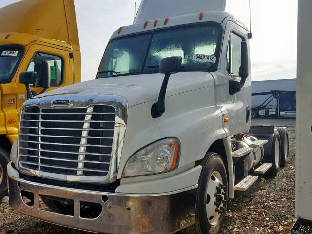 3AKJGEBG9GSHM3935 - 2016 FREIGHTLINER CASCADIA 1 WHITE photo 2