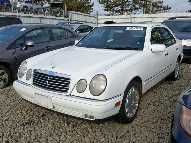 WDBJF65F1WA622398 - 1998 MERCEDES-BENZ E 320 WHITE photo 2