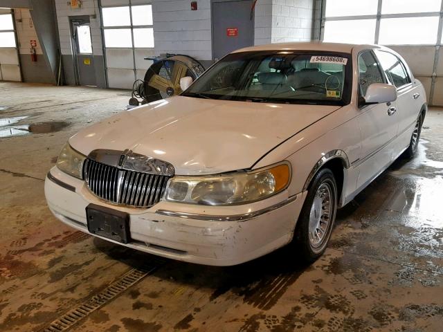 1LNHM85W61Y724292 - 2001 LINCOLN TOWN CAR C WHITE photo 2