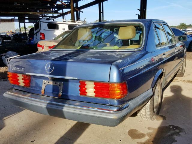 WDBCA24D0JA373472 - 1988 MERCEDES-BENZ 300 SE BLUE photo 4