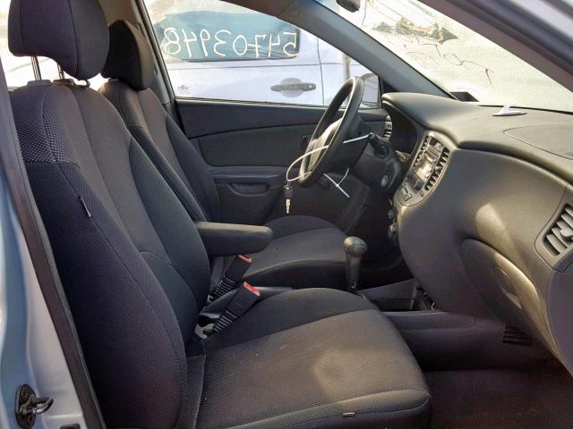 KNADE123566085422 - 2006 KIA RIO SILVER photo 5