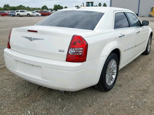 2C3CA5CV5AH125754 - 2010 CHRYSLER 300 TOURIN WHITE photo 4