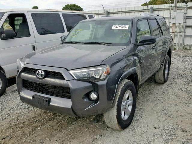 JTEBU5JR5J5532173 - 2018 TOYOTA 4RUNNER SR GRAY photo 2