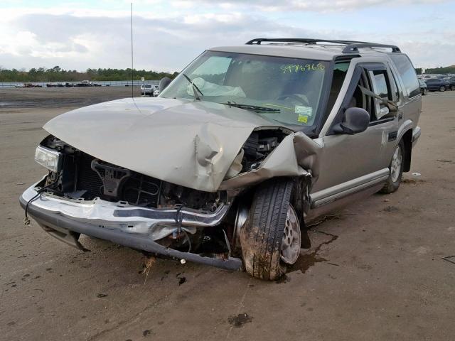 1GNDT13W7W2176224 - 1998 CHEVROLET BLAZER GOLD photo 2