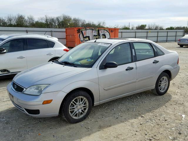 1FAFP34N26W190926 - 2006 FORD FOCUS ZX4 SILVER photo 2