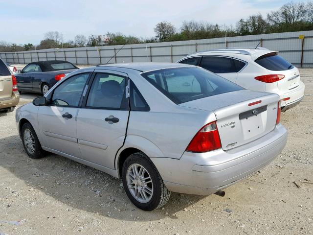 1FAFP34N26W190926 - 2006 FORD FOCUS ZX4 SILVER photo 3