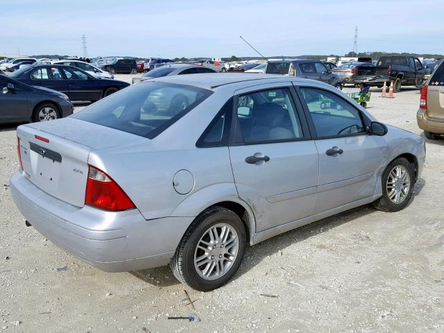 1FAFP34N26W190926 - 2006 FORD FOCUS ZX4 SILVER photo 4