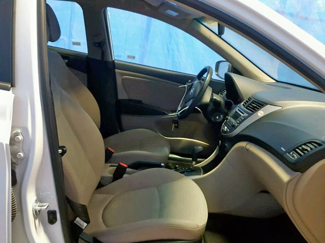 KMHCT4AEXHU371222 - 2017 HYUNDAI ACCENT SE WHITE photo 5