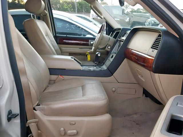 5LMFU27505LJ22710 - 2005 LINCOLN NAVIGATOR Ақ фото 5