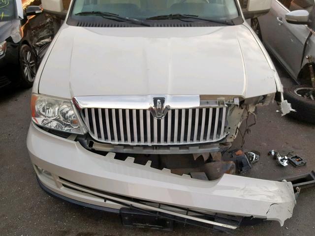 5LMFU27505LJ22710 - 2005 LINCOLN NAVIGATOR Ақ фото 7