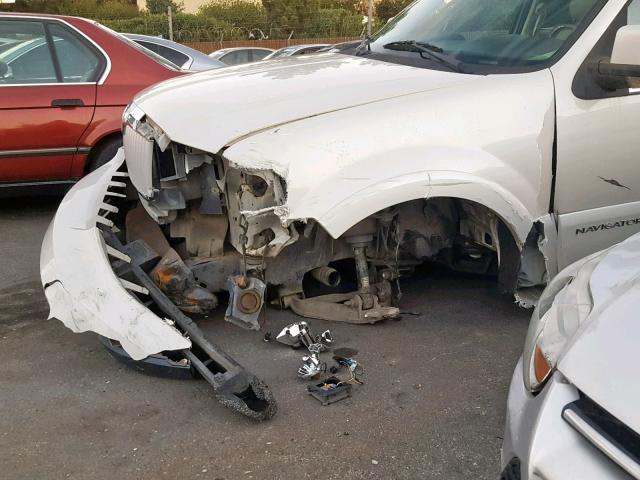 5LMFU27505LJ22710 - 2005 LINCOLN NAVIGATOR Ақ фото 9