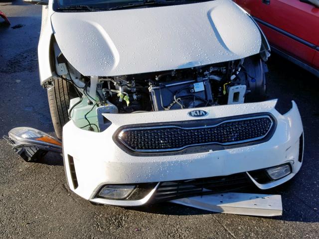 KNDCC3LC6J5145396 - 2018 KIA NIRO EX WHITE photo 9